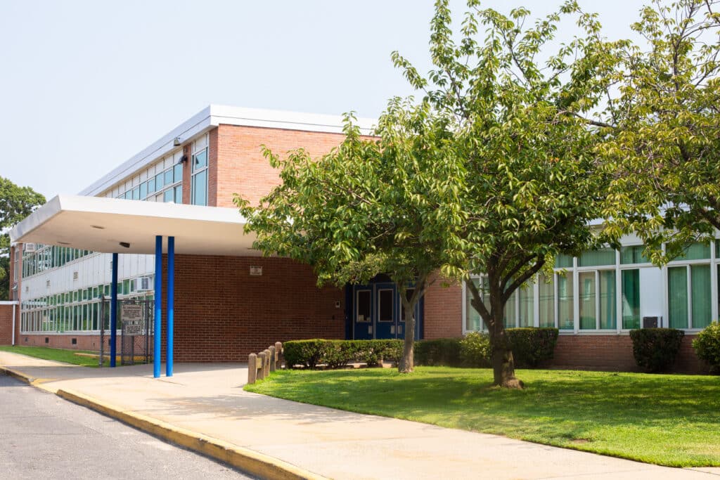 a picture of the exterior of an educational building like a school or university